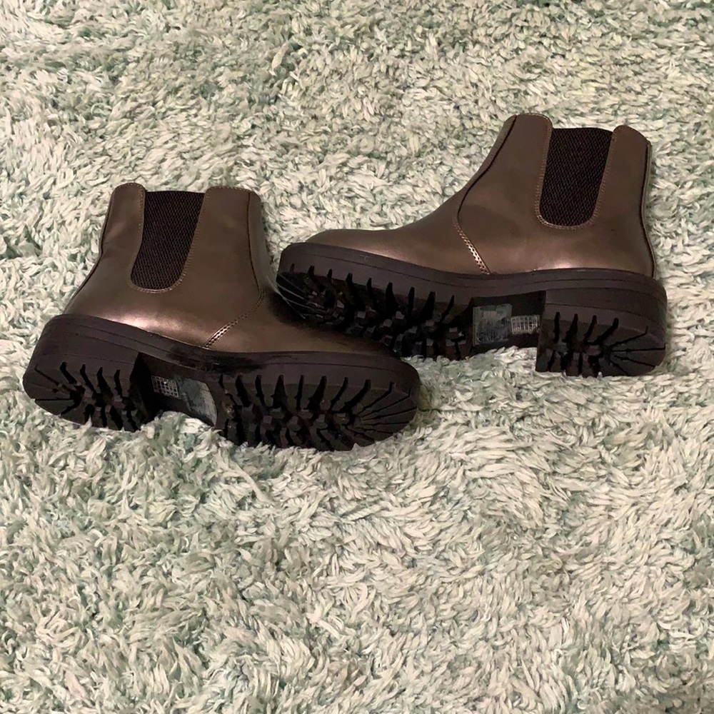 Metallic Gray platform Chelsea boots